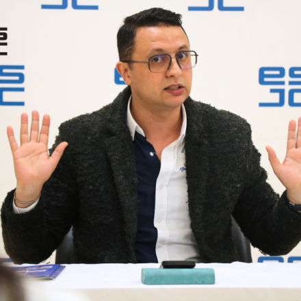 طلاب مدرسة المهن الجديدة في الصحافة والتواصل يستقبلون زكرياء آيت عبد المجيد