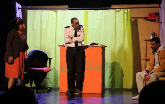 Quand le théâtre interroge les médias : les étudiants de l’ESJC à la découverte de “Fake”