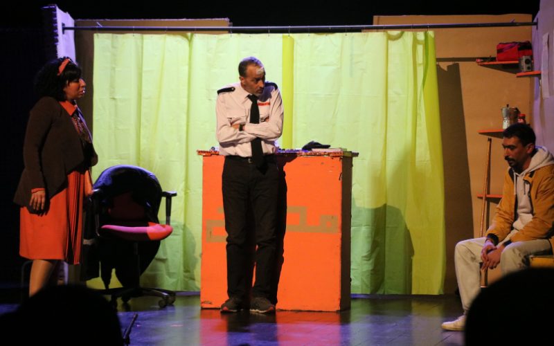 Quand le théâtre interroge les médias : les étudiants de l’ESJC à la découverte de “Fake”