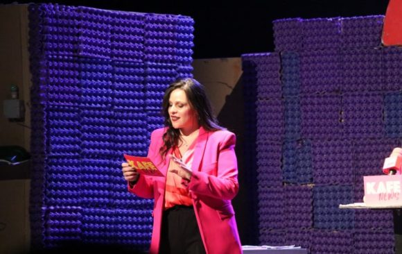 Quand le théâtre interroge les médias : les étudiants de l’ESJC à la découverte de “Fake”