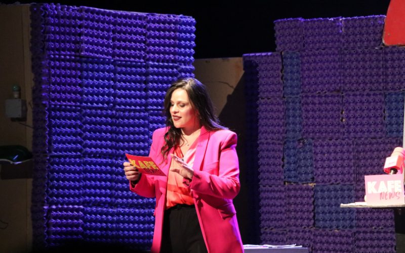 Quand le théâtre interroge les médias : les étudiants de l’ESJC à la découverte de “Fake”