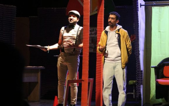 Quand le théâtre interroge les médias : les étudiants de l’ESJC à la découverte de “Fake”