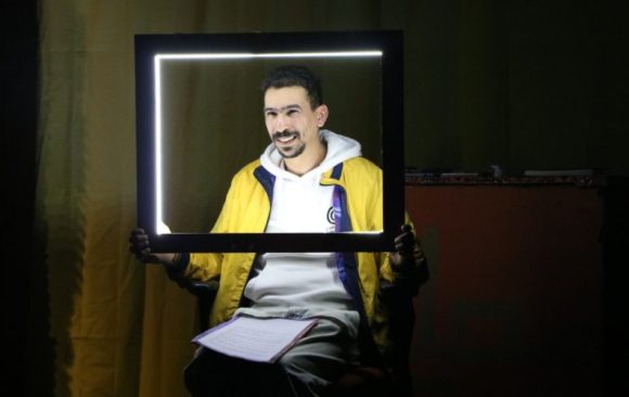 Quand le théâtre interroge les médias : les étudiants de l’ESJC à la découverte de “Fake”