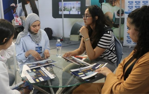 Le Forum International de l’Etudiant: l’ESJC séduit et attire de futurs étudiants