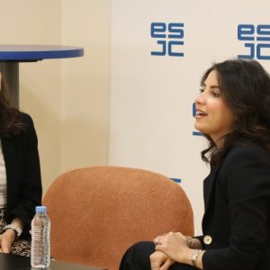 « Il faut savoir tout faire » : Ilham El Kidadi partage son expérience avec les étudiants de l’ESJC